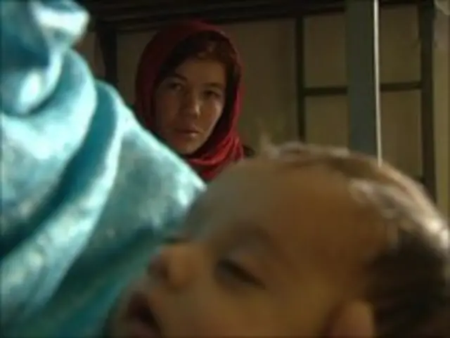 بندي شوې ښځې له خپلو ماشومانو سره