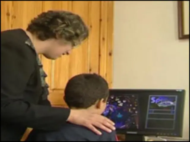 تنكب فوزية حالياً على إعادة تأهيل ابنها نفسيا 