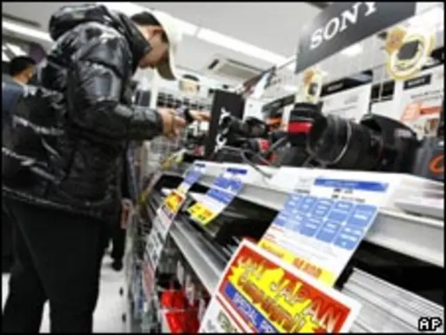 中国游客在日本选购照相机