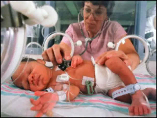 Новорожденный ребенок в инкубаторе