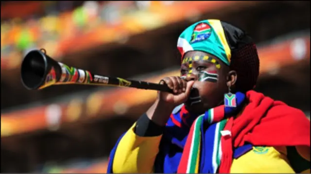 Вувузела в руках професіонала - вболівальниці збірної ПАР. Саме там ця дудка і народилась.