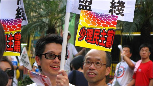香港“七一”游行上示威者展示反对民主党标语（1/7/2010）
