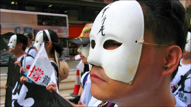 香港“七一”游行上示威者戴上面具游行（1/7/2010）