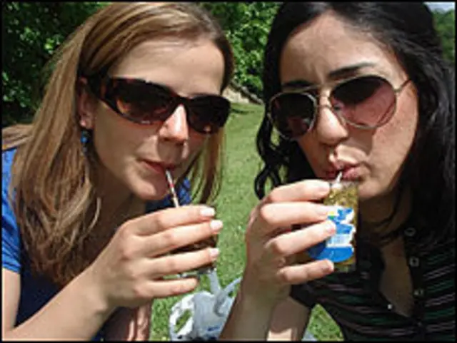 Mujeres tomando mate