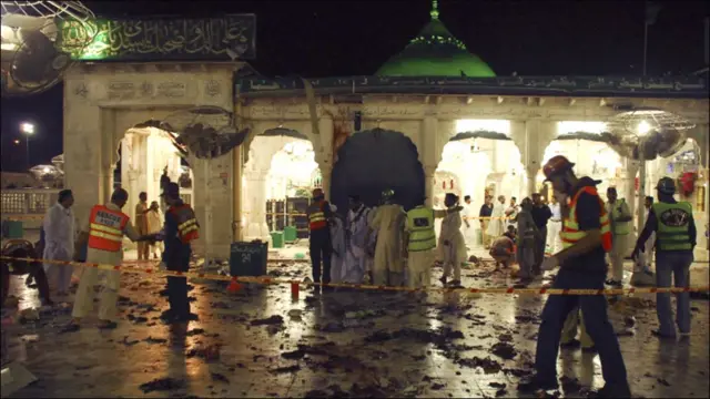 ہر طرف تباہی اور خون