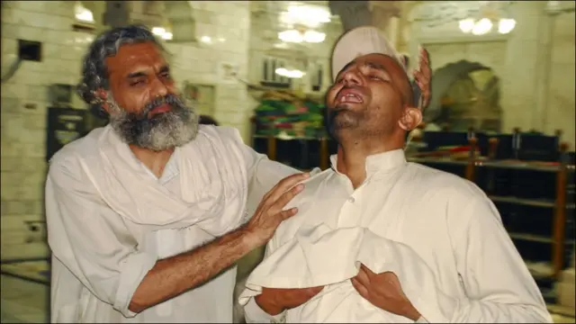 خود کش دھماکے کے بعد ہلاک شدگان کے رشتہ دار دھاڑھیں مار مار کر روتے دیکھے گئے