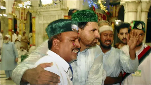 دھماکوں کے بعد داتا دربار کے خادم ایک دوسرے کو سہارا دیتے رہ