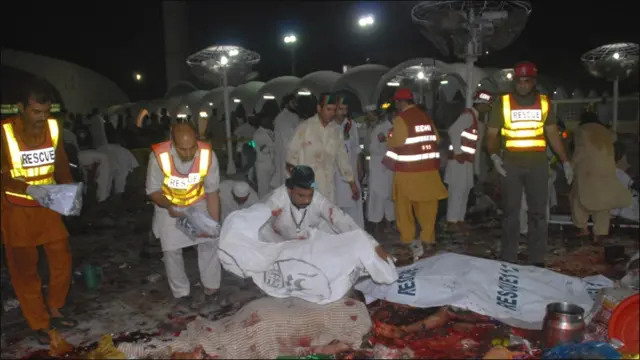  ہلاک ہونے والوں کے جسم کے حصہ دربار کے صحن میں دور دور تک بکھر گئے