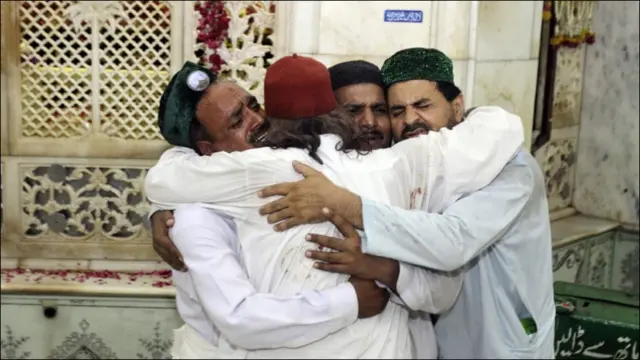 اطلاعات کے مطابق ہلاک ہونے والوں میں دربار کے کچھ ملازمین بھی شامل ہیں