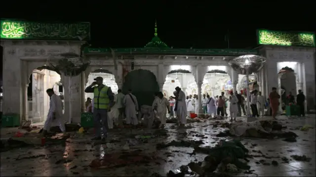 دھماکوں کے بعد دربار کا صحن قیامت کا منظر پیش کر رہا تھا