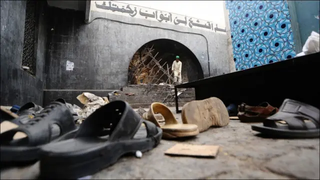 لاہور میں داتا دربار میں جمعرات اور جمعہ کی درمیانی رات کو دو خود کش بم دھماکوں میں سینتیس سے زائد افراد ہلاک ہوئے (وارننگ: یہ تصاویر کچھ افراد کے لیے دیکھنے میں تکلیف دہ ثابت ہو سکتی ہیں) 