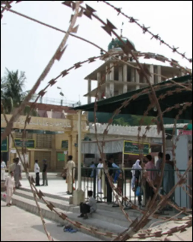 کراچی کے ساحل سمندر پر عبداللہ غازی کا مزار