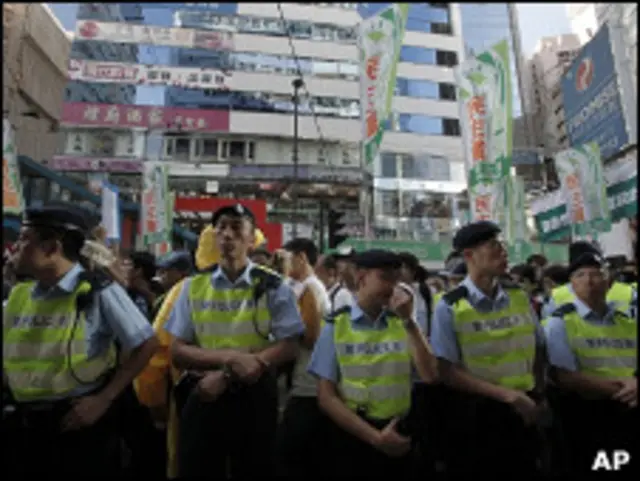 香港警察維持秩序