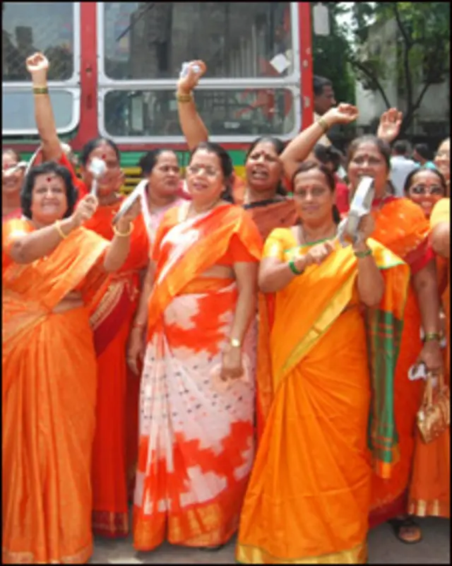 بی جے پی کارکنان ہڑتال کے دوران نعرے لگاتے ہوئے