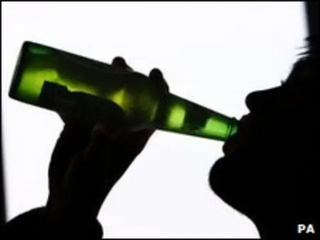 Мужчина пьет пиво