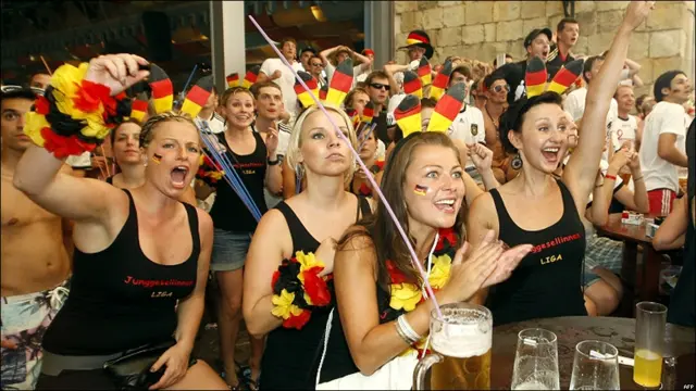 Футбольные болельщики в красках