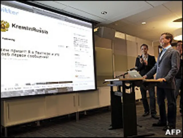 Дмитрий Медведев пишет сообщение в Twitter