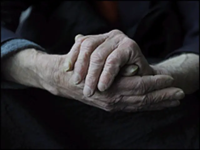 Руки пожилого человека