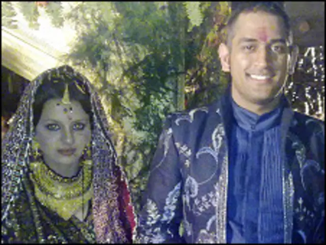 دھونی اپنی بیوی کے ساتھ