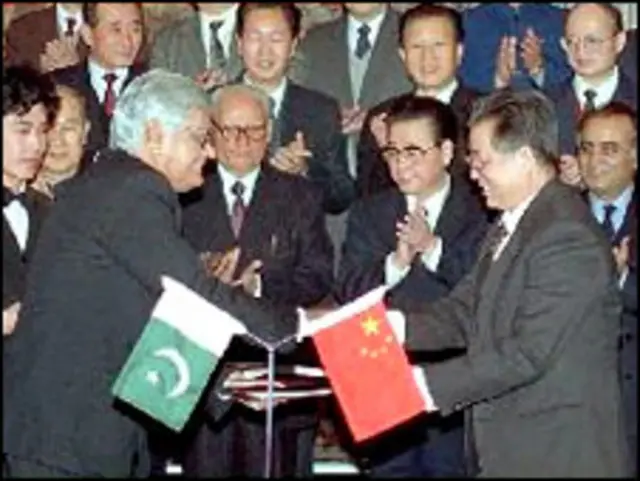 中国和巴基斯坦签署建设核电站合同（新华社图）（1991年12月31日）
