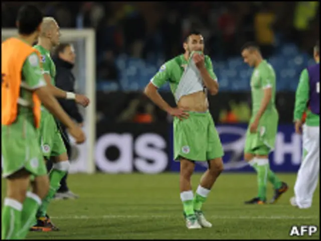 حزن جزائري بعد الهزيمة من أمريكا