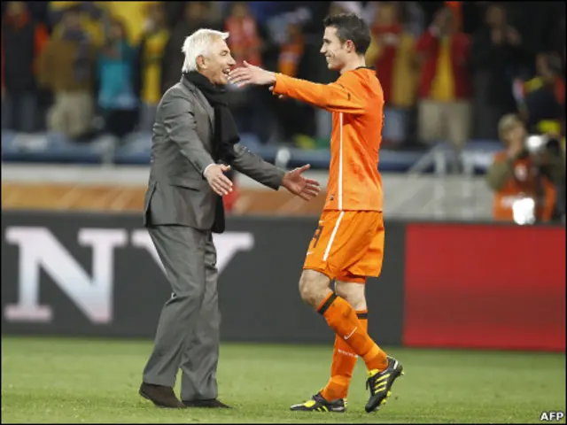 مدرب هولندا (يسار) يحتفل مع فان بيرسي