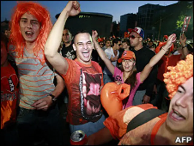 فرحة المشجعين في أمستردام