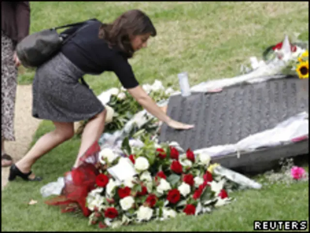 Mulher toca placa com nome de vítimas de atentados em cerimônia no Hyde Park, em Londres (Reuters, 7 de julho de 2010)