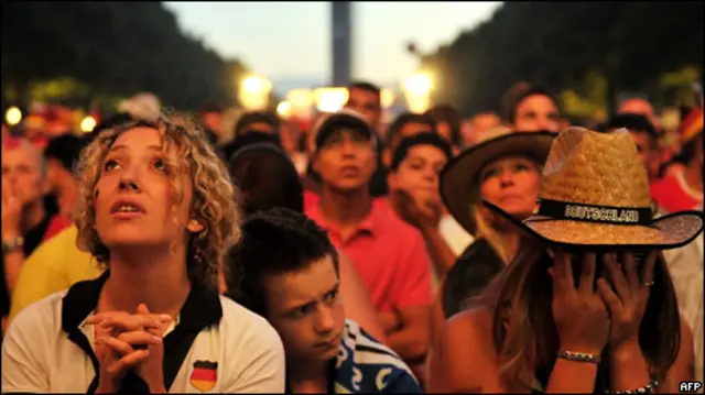 Футбольные болельщики в центре Берлина