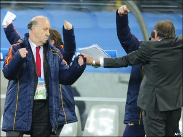 دل بوسكي(يسار) بعد الفوز