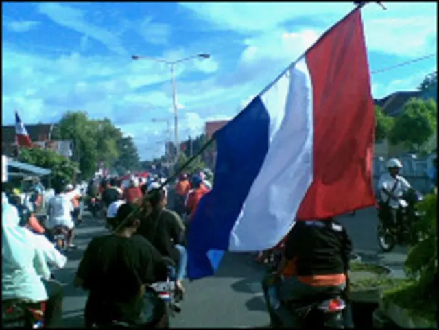 Arak-arakan suporter Belanda ramaikan Ambon 