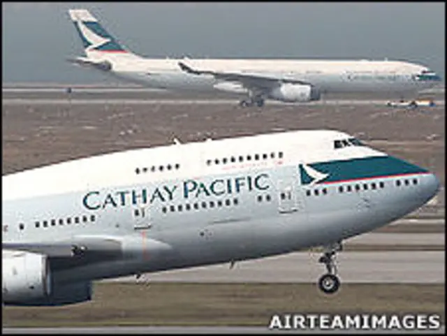 一架國泰航空波音747-400客機在香港國際機場的跑道上（AirTeamImages圖片14/1/2010）