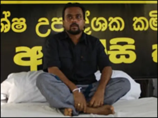 जाँच समिति के गठन के विरोध में आवास मंत्री वीरावंसा संयुक्तराष्ट्र के कोलंबो परिसर में भूख हड़ताल पर बैठे थे