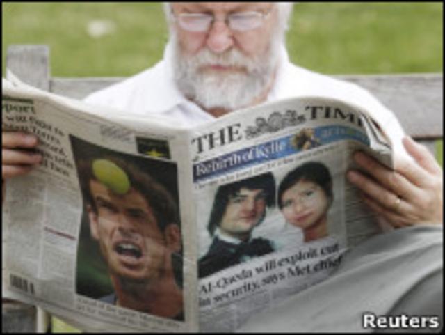 Британец читает газету, на первой полосе которой - Анна Чэпмен и ее бывший муж