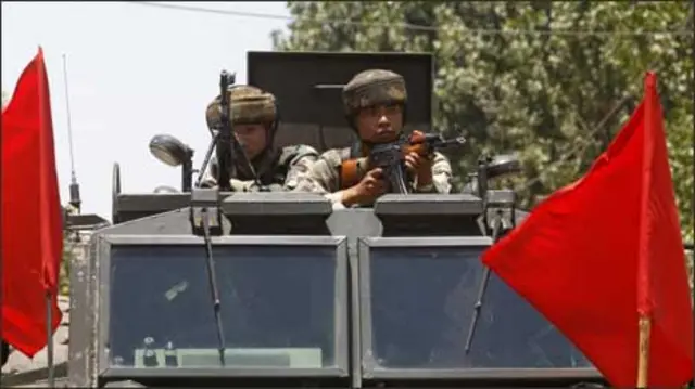 سرینگر سے کسی بھی اخبار کے شائع نہ ہونے پر احتجاج کرتے ہوئے پاکستان کے زیرِ انتظام کشمیر میں صحافیوں نے احتجاجی مظاہرہ کیا