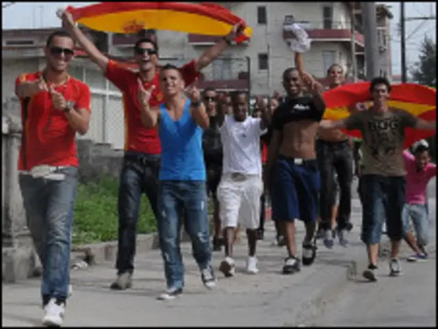 Jóvenes festejan en Cuba (Foto: Raquel Pérez)