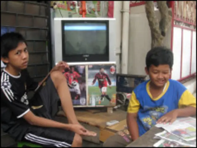 Susilo menyediakan televisi untuk nonton bareng Piala Dunia