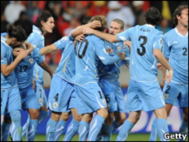 Selección uruguaya celebra un gol