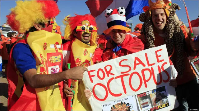 Aficionados bromean con el pulpo Paul.