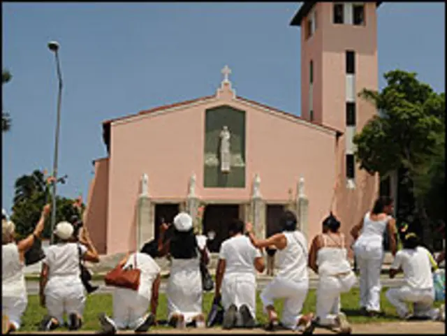 La esposas y madres de los presos agradecen a Dios por las liberaciones que se están produciendo.