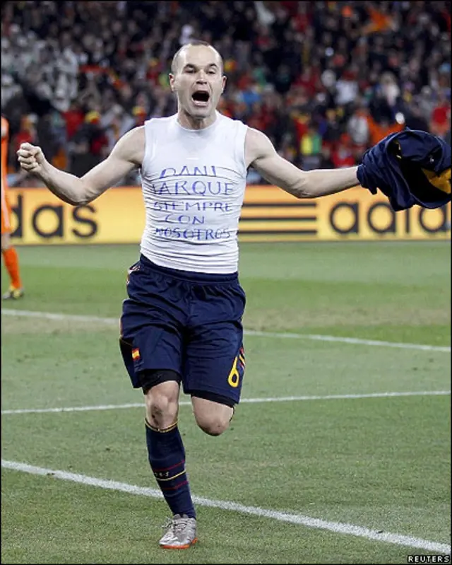 Iniesta celebra el gol