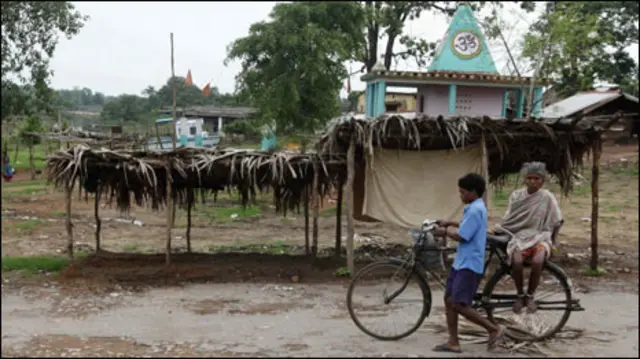 संस्था के अनुसार ज़मीन के ये छोटे टुकड़े कई गरीबों के लिए एक नई ज़िंदगी की बुनियाद बनेंगे.