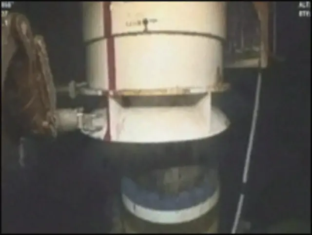 کنویں کے تیل کا رساؤ بند کرنے کے ڈھکن لگا دیا گیا ہے