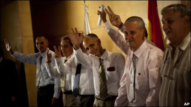 Семеро бывших заключенных в Мадриде