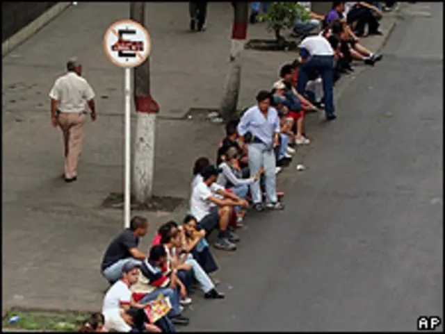 Fila de gente preparandóse a votar en Venezuela (foto de archivo)