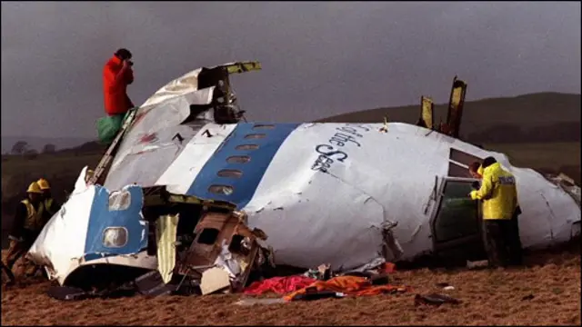 Pesawat Pan Am yang terbang ke AS diledakkan di atas Lockerbie, menewaskan 270 orang.