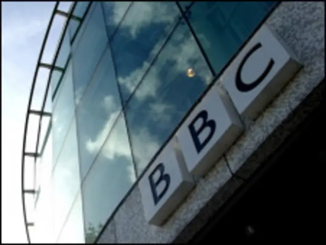Логотип Би-биси на одном из зданий корпорации