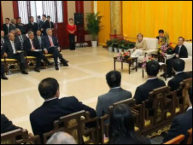 中国总理温家宝与德国总理默克尔在西安与中德企业家座谈（新华社图片）