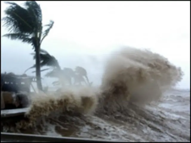 Sóng lớn khiến tàu cá lật nhào, toàn bộ ngư phủ mất tích, chỉ có một người sống sót