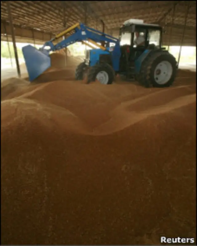 Погрузчик в зернохранилище